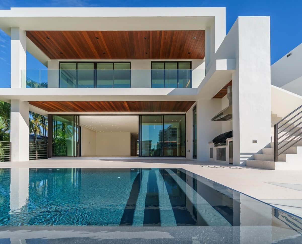 Une maison moderne avec de larges baies vitrées et une piscine